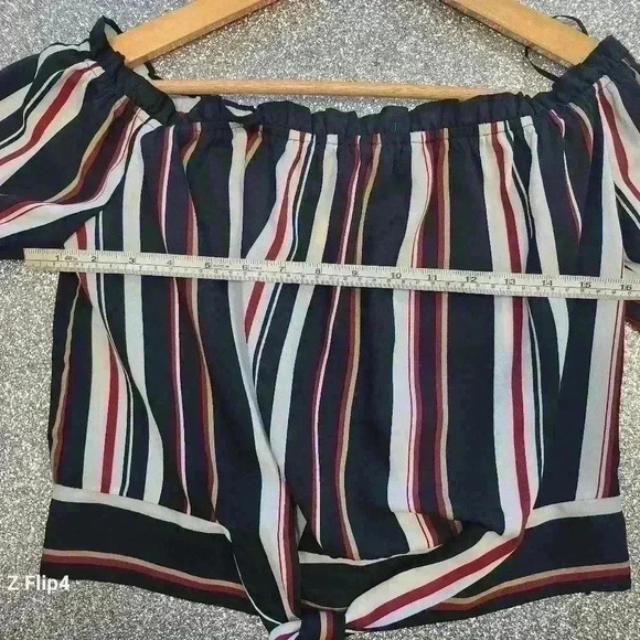 GUESS Off the shoulder long sleeve  crop top - Picture 2 of 6